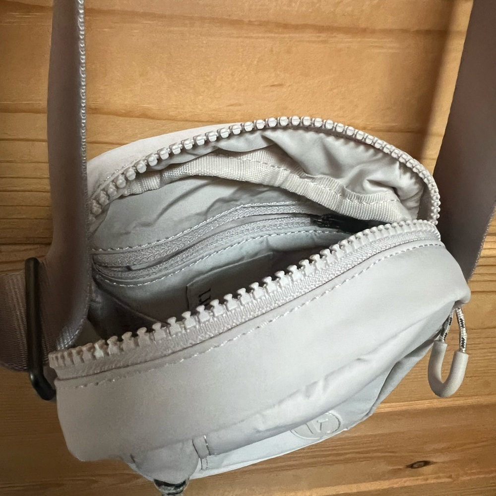 Vuori Women’s All Around Crossbody - Picture 5 of 7
